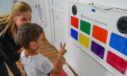 Prima bibliotecă digitală cu resurse pentru recuperarea auditiv-verbală a copiilor cu implant cohlear din România