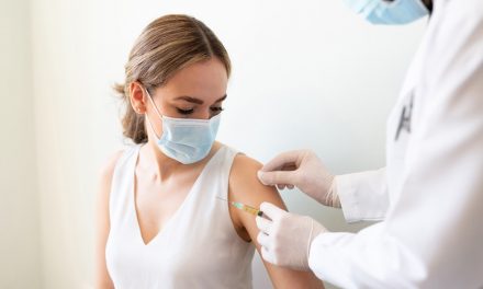 Bolile dermatologice și vaccinul anti COVID-19: Care sunt pacienții care se pot vaccina și în ce cazuri apar restricții? 