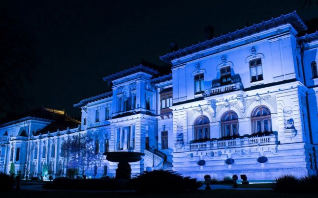 Palatul Cotroceni – iluminat miercuri în turcoaz, pentru conştientizarea bolii Batten