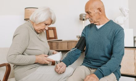 De ce este important ca persoanele în vârstă să își monitorizeze singure tensiunea arterială