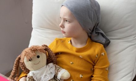 ”CAPUL SUS!” – campanie a Asociației Magic dedicată fetițelor și adolescentelor care și-au pierdut părul în urma chimioterapiei