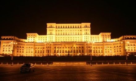 Palatul Parlamentului iluminat în portocaliu și galben, de Ziua Internațională a Piciorului Varus Equin